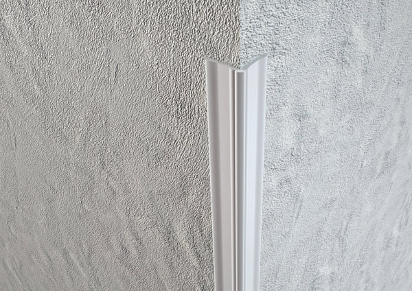 Profilo-paraspigolo ornamentale in plastica. Barra 3 m.